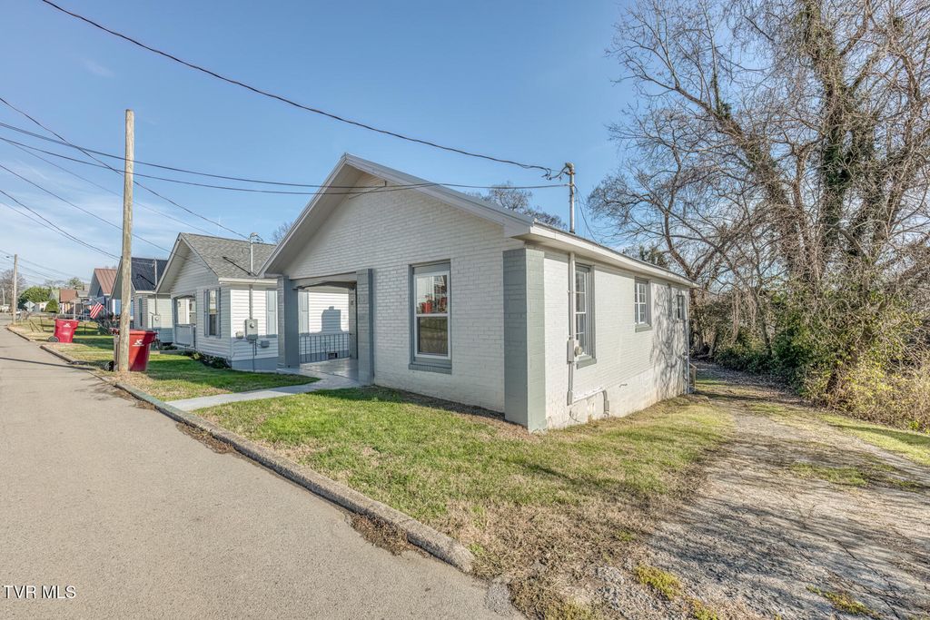 Photo of 319 Chilhowie Avenue, Johnson City, TN 37604 (MLS # 9990486)