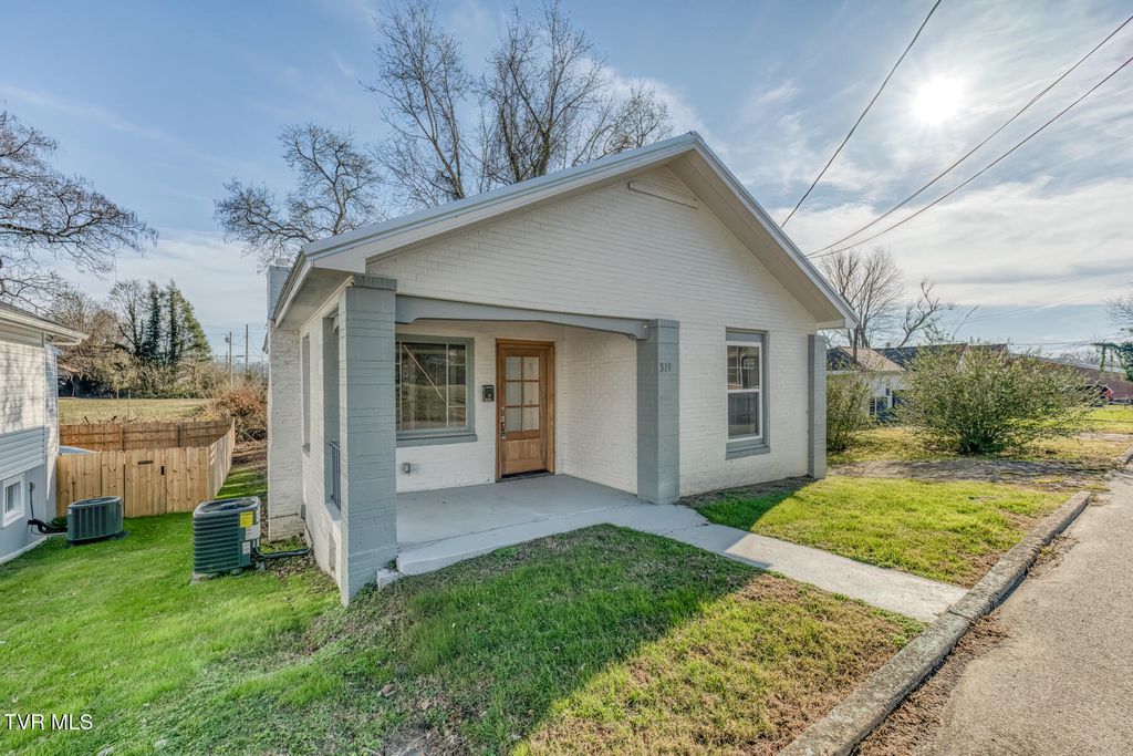 Photo of 319 Chilhowie Avenue, Johnson City, TN 37604 (MLS # 9990486)