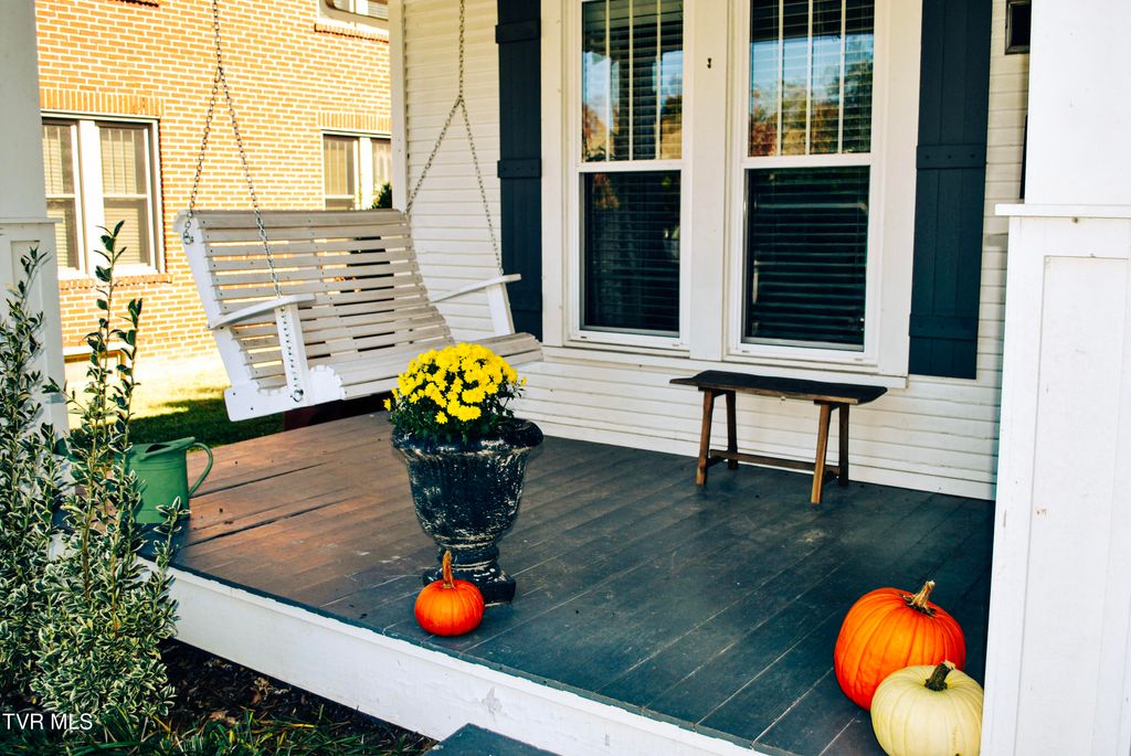 Photo of 204 9th Avenue, Johnson City, TN 37601 (MLS # 9987432)