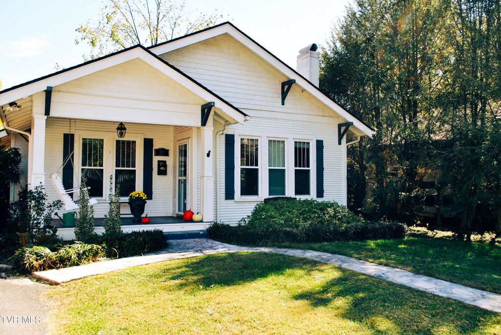 Photo of 204 9th Avenue, Johnson City, TN 37601 (MLS # 9987432)