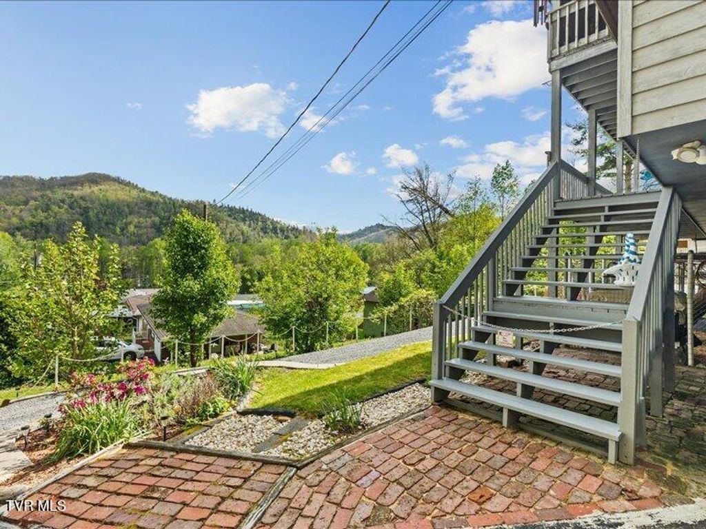 Photo of 814 Dogwood Drive, Erwin, TN 37650 (MLS # 9994201)