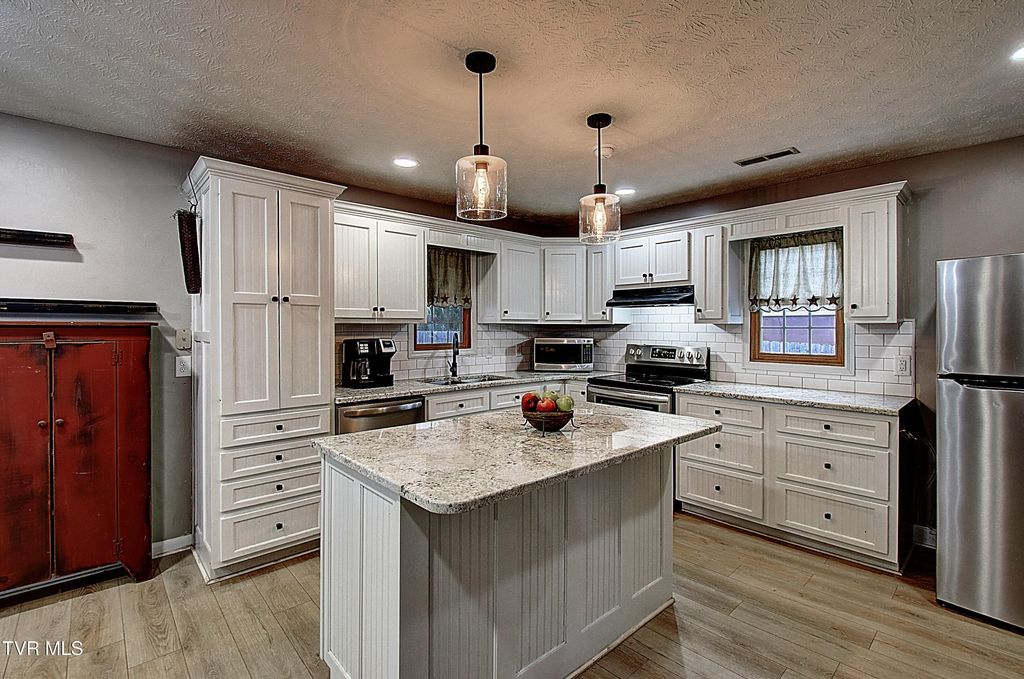 Photo of 150 Little Stoney Creek Road, Elizabethton, TN 37643 (MLS # 9991219)