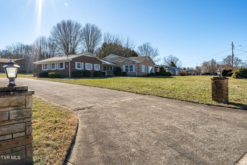 Photo of 203 Pawnee Street, Johnson City, TN 37604 (MLS # 9988896)