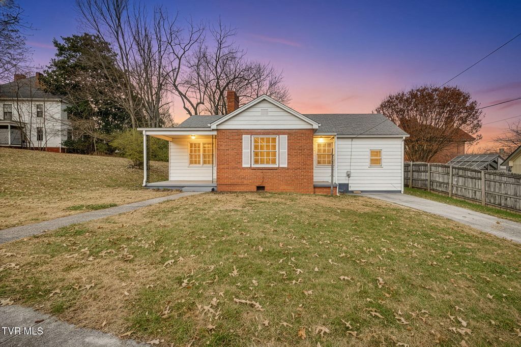 Photo of 813 Haynes Street, Bristol, TN 37620 (MLS # 9988563)