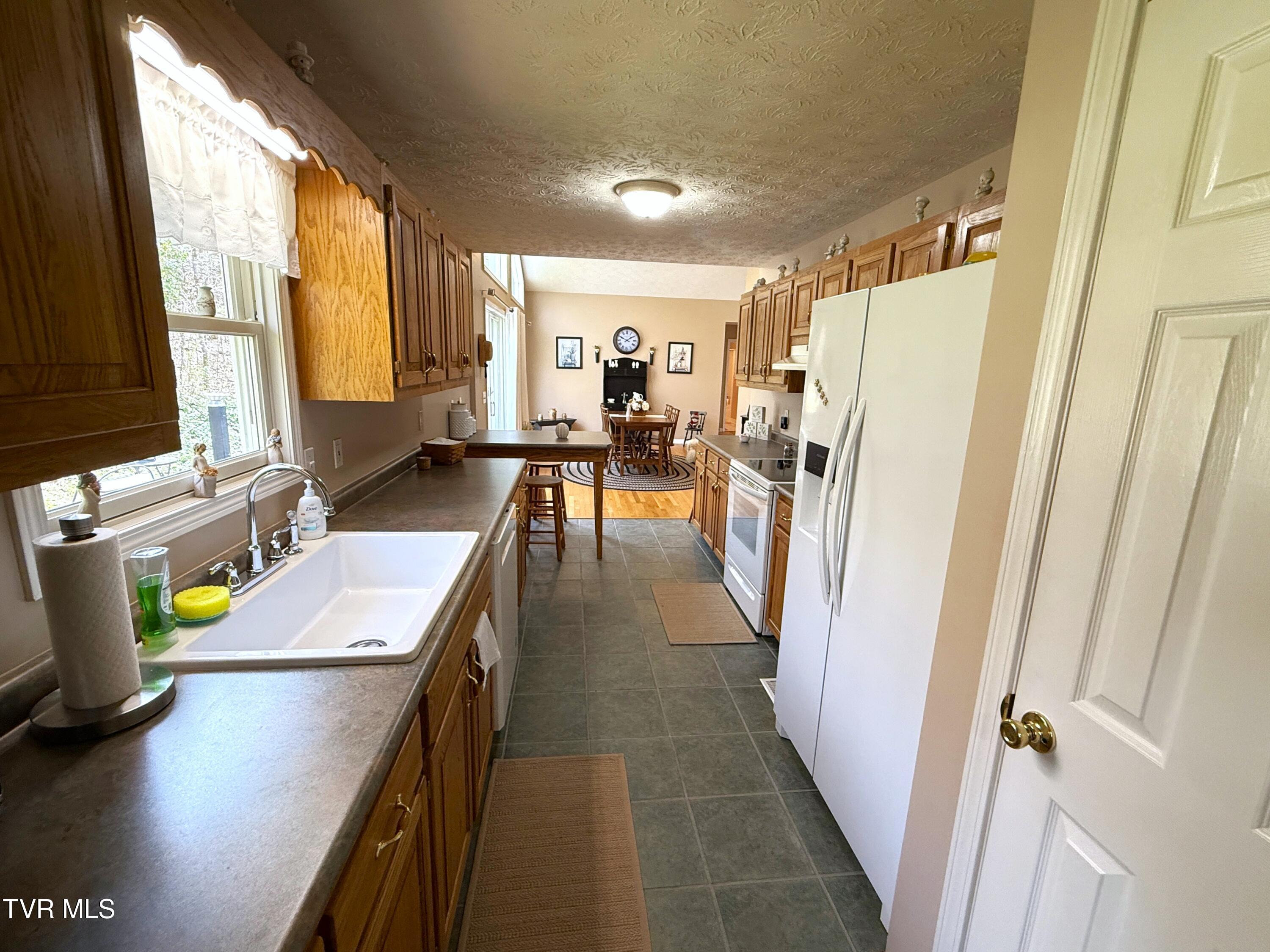 1038 Autumn Leaf Drive, Newport, Tennessee image 10