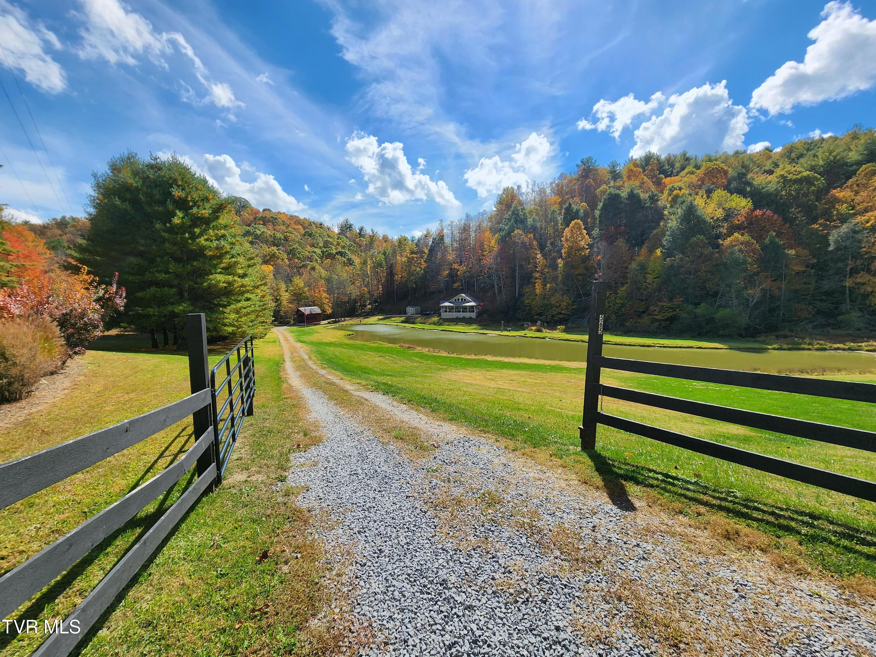 565 Piney Grove Road, Hampton, Tennessee image 2