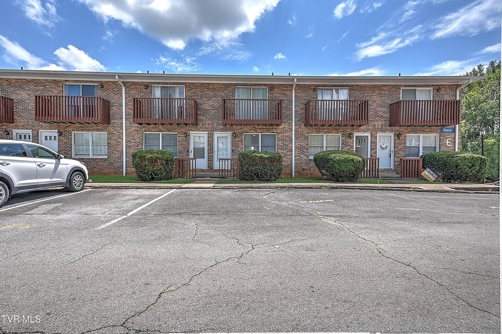 Photo of 1805 King College Road #E4, Bristol, TN 37620 (MLS # 9984116)