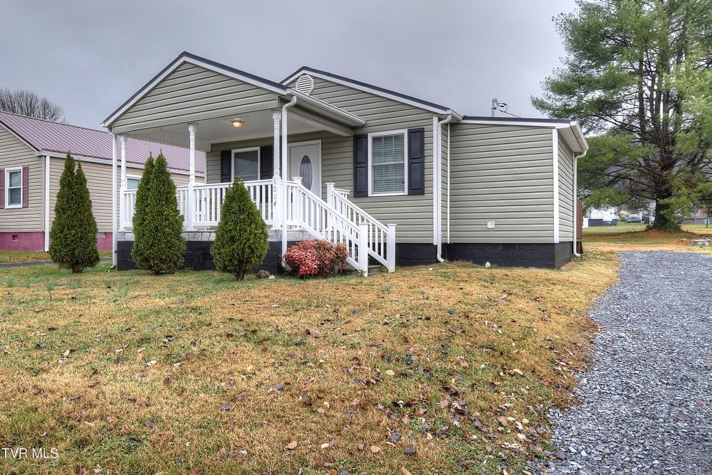 Photo of 1004 Dejarnette Street, Elizabethton, TN 37643 (MLS # 9988682)