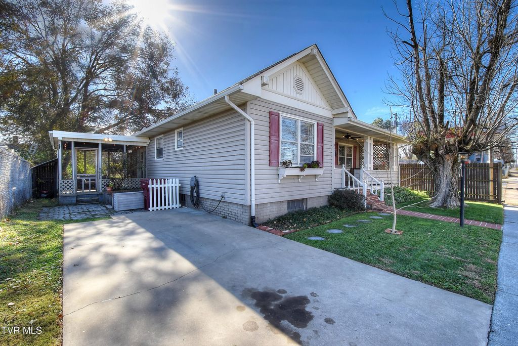 Photo of 102 Walnut Street, Johnson City, TN 37601 (MLS # 9988297)