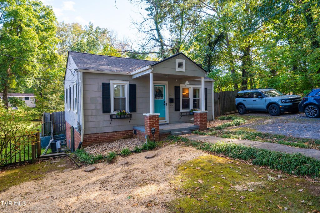 Photo of 2613 Nathan Street, Kingsport, TN 37664 (MLS # 9987039)