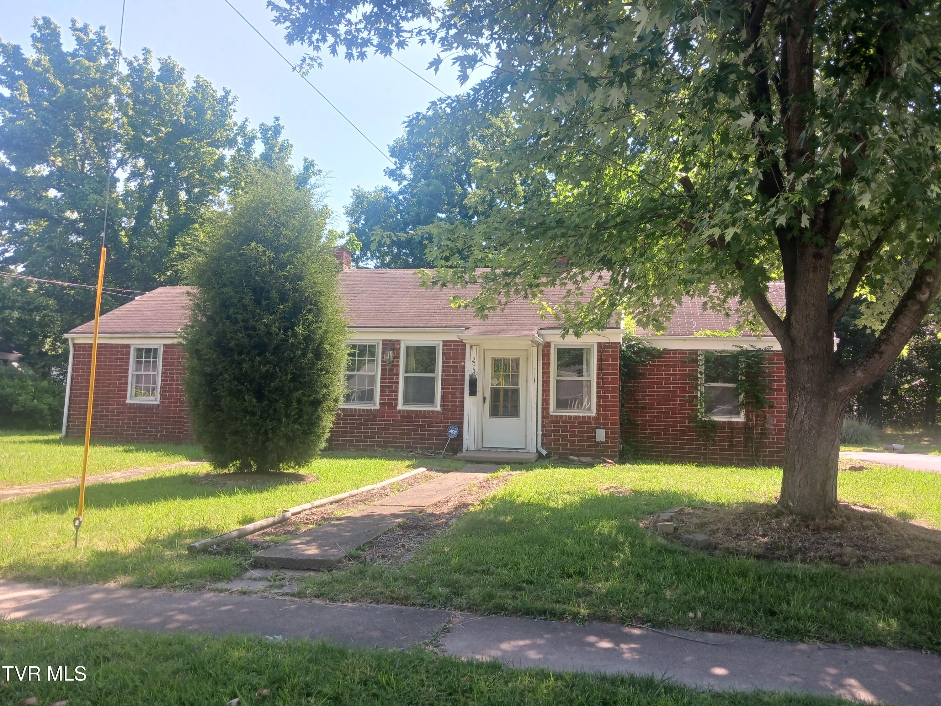 Photo 1 of 12 — 2040 Sherwood Road, Kingsport, TN 37664