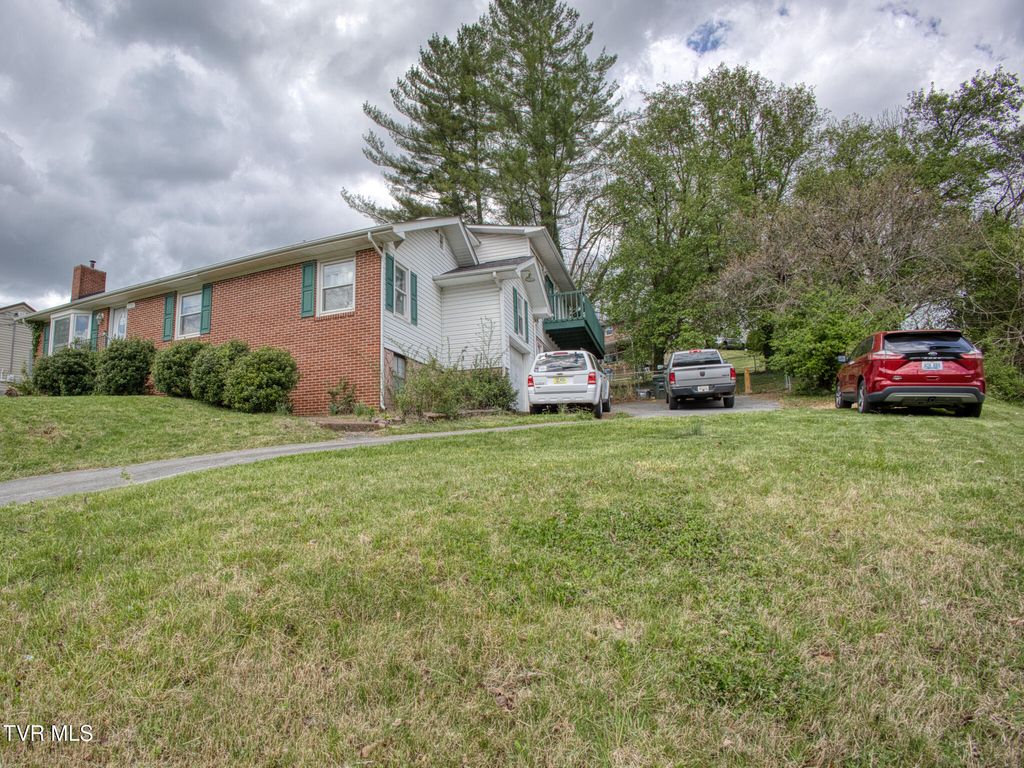 Photo of 1721 Siam Road, Elizabethton, TN 37643 (MLS # 9993820)
