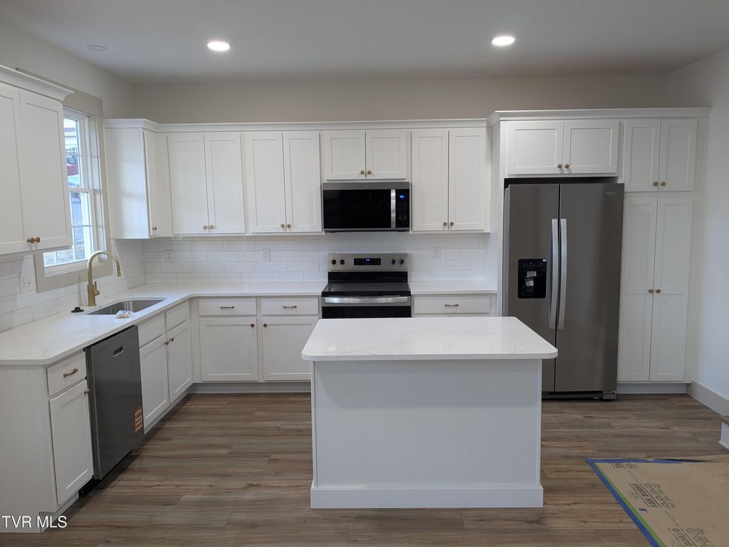 Photo of 505 Hickory Tree Pvt Drive, Kingsport, TN 37664 (MLS # 9990417)