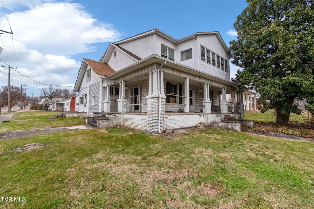 Photo of 601 Fairview Avenue #3, Kingsport, TN 37660 (MLS # 9990147)