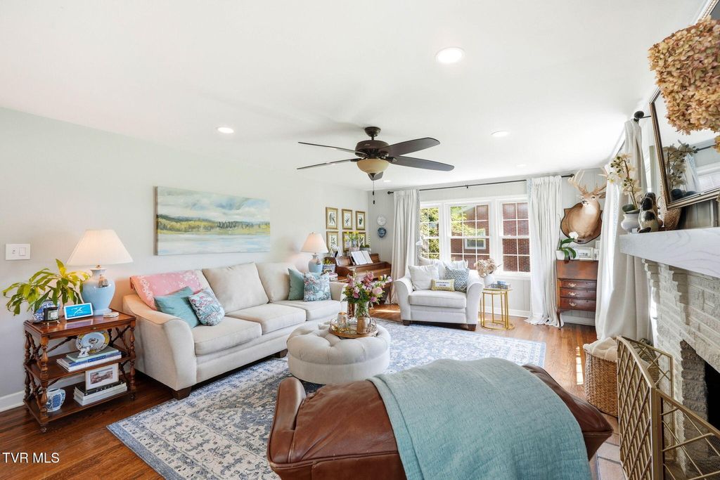 Photo of 1308 Oxford Place, Johnson City, TN 37601 (MLS # 9994341)