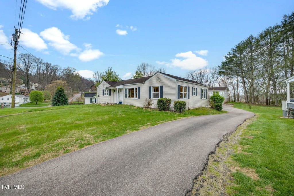Photo of 1326 Valley Drive, Bristol, TN 37620 (MLS # 9993013)