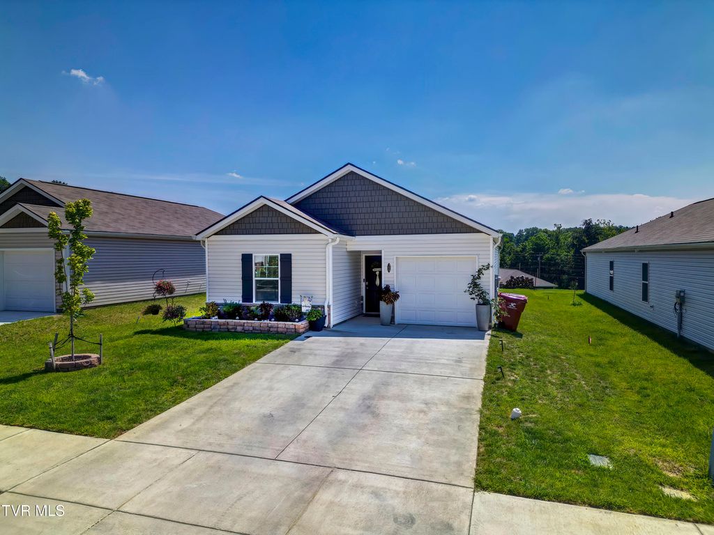 Photo of 389 Arrowhead Drive, Johnson City, TN 37601 (MLS # 9998419)