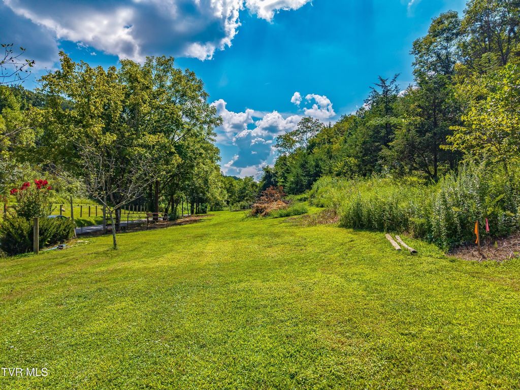 Photo of 1 Bear Paw Ln, Rogersville, TN 37857 (MLS # 9984859)