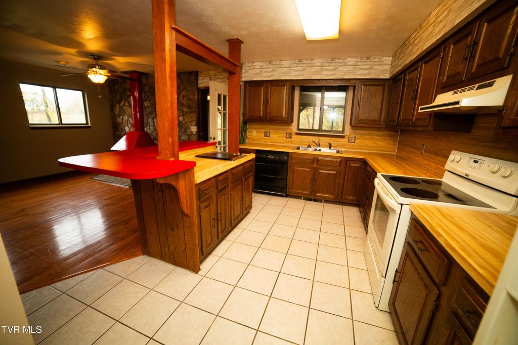 Photo of 421 Eastley Court #A, Kingsport, TN 37660 (MLS # 9987718)