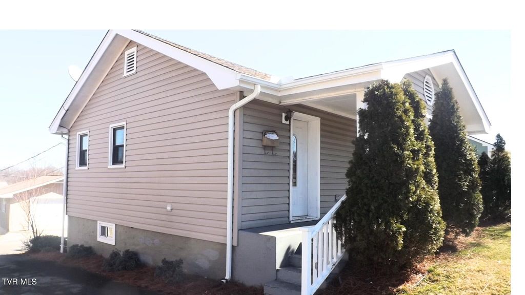 Photo of 925 Walnut Avenue, Kingsport, TN 37660 (MLS # 9991269)