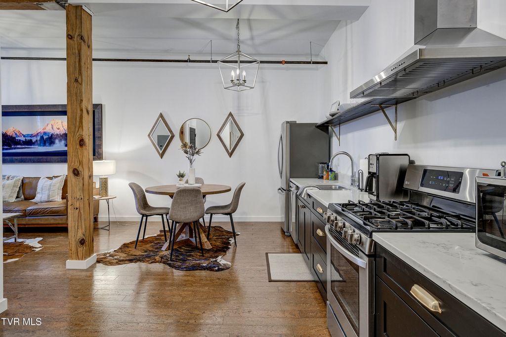 Photo of 201 8th Street #203, Bristol, TN 37620 (MLS # 9987840)