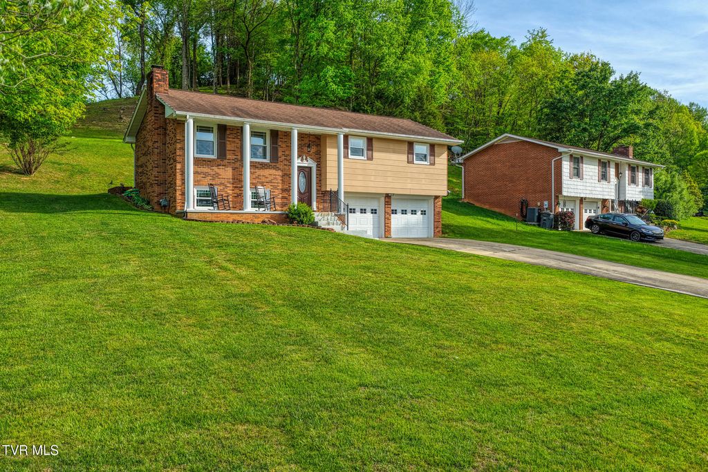 Photo of 820 Sherbrooke Circle, Mount Carmel, TN 37645 (MLS # 9994351)
