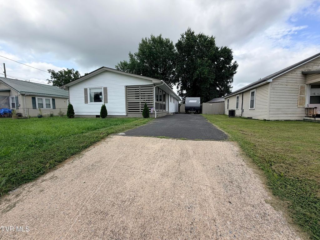 Photo of 2309 Ashwood Avenue, Kingsport, TN 37664 (MLS # 9998462)
