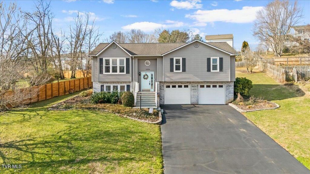 Photo of 1109 Windsor Lane, Johnson City, TN 37601 (MLS # 9989981)