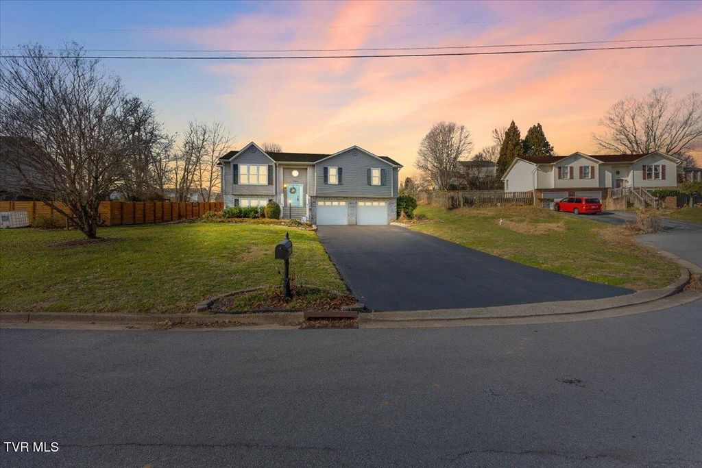 Photo of 1109 Windsor Lane, Johnson City, TN 37601 (MLS # 9989981)