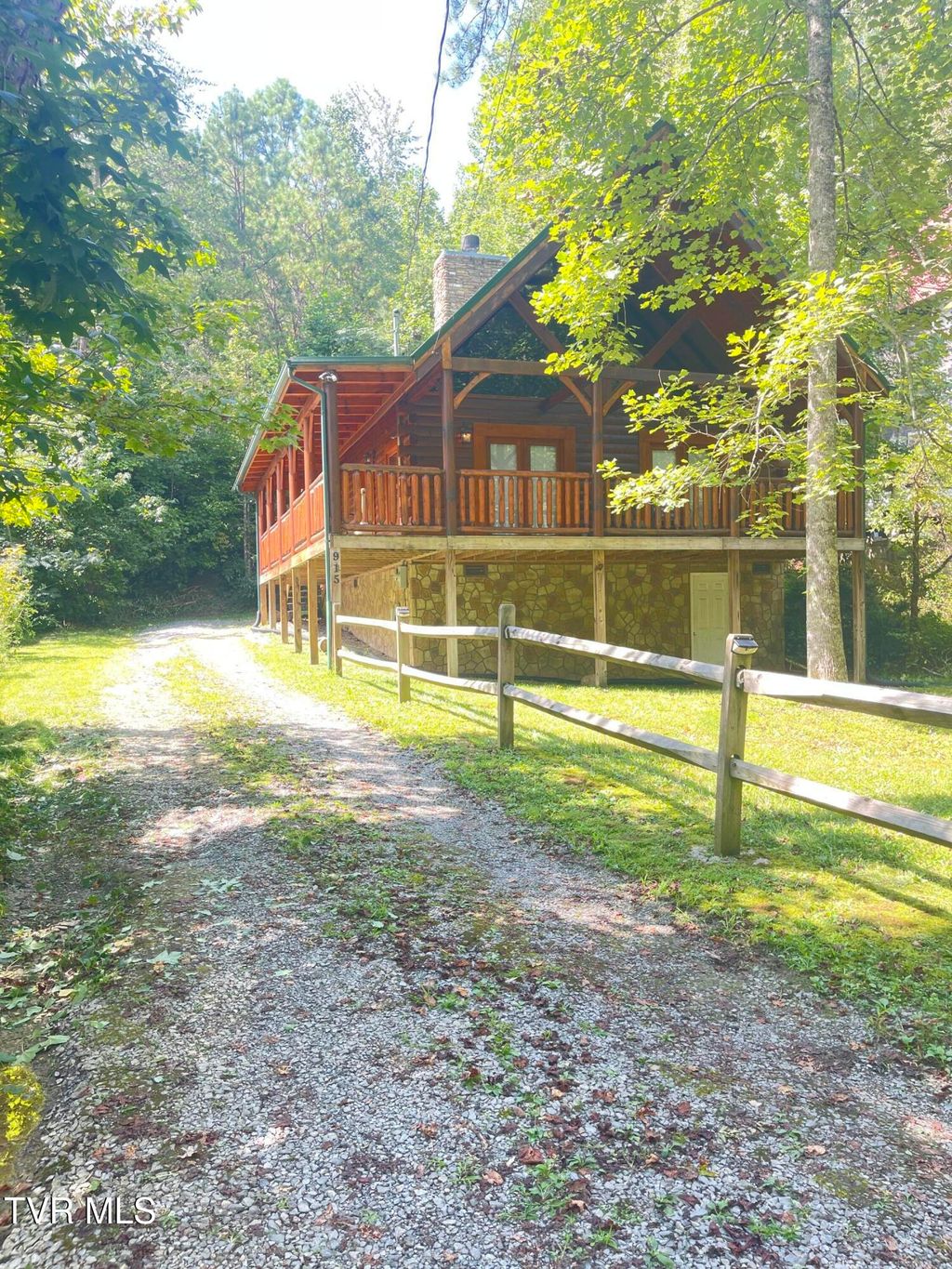 Photo of 915 Powdermill Road, Gatlinburg, TN 37738 (MLS # 9985258)