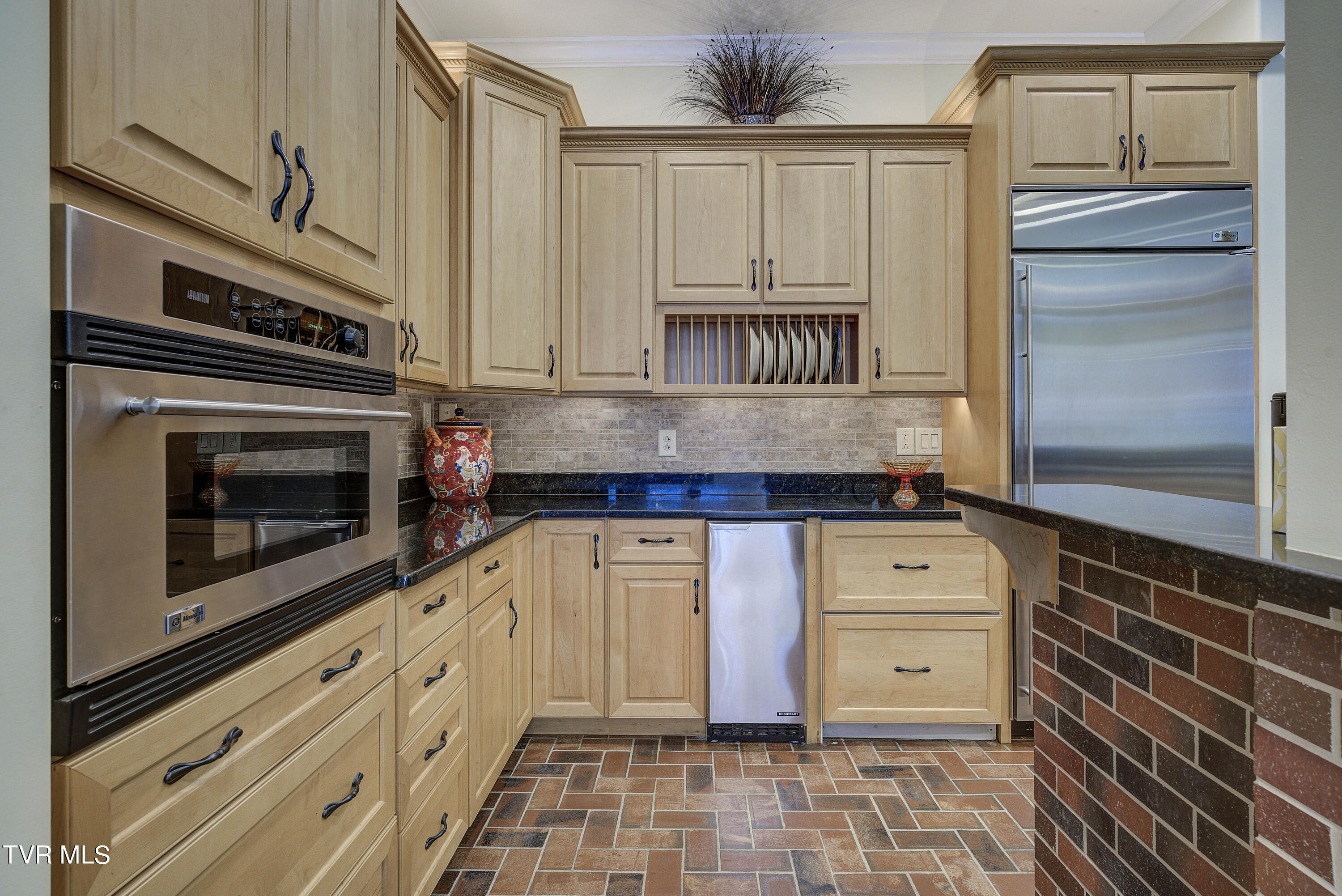 Bristol, Tennessee 37620, United States, 4 Bedrooms Bedrooms, ,5 BathroomsBathrooms,Residential,Pending,56434