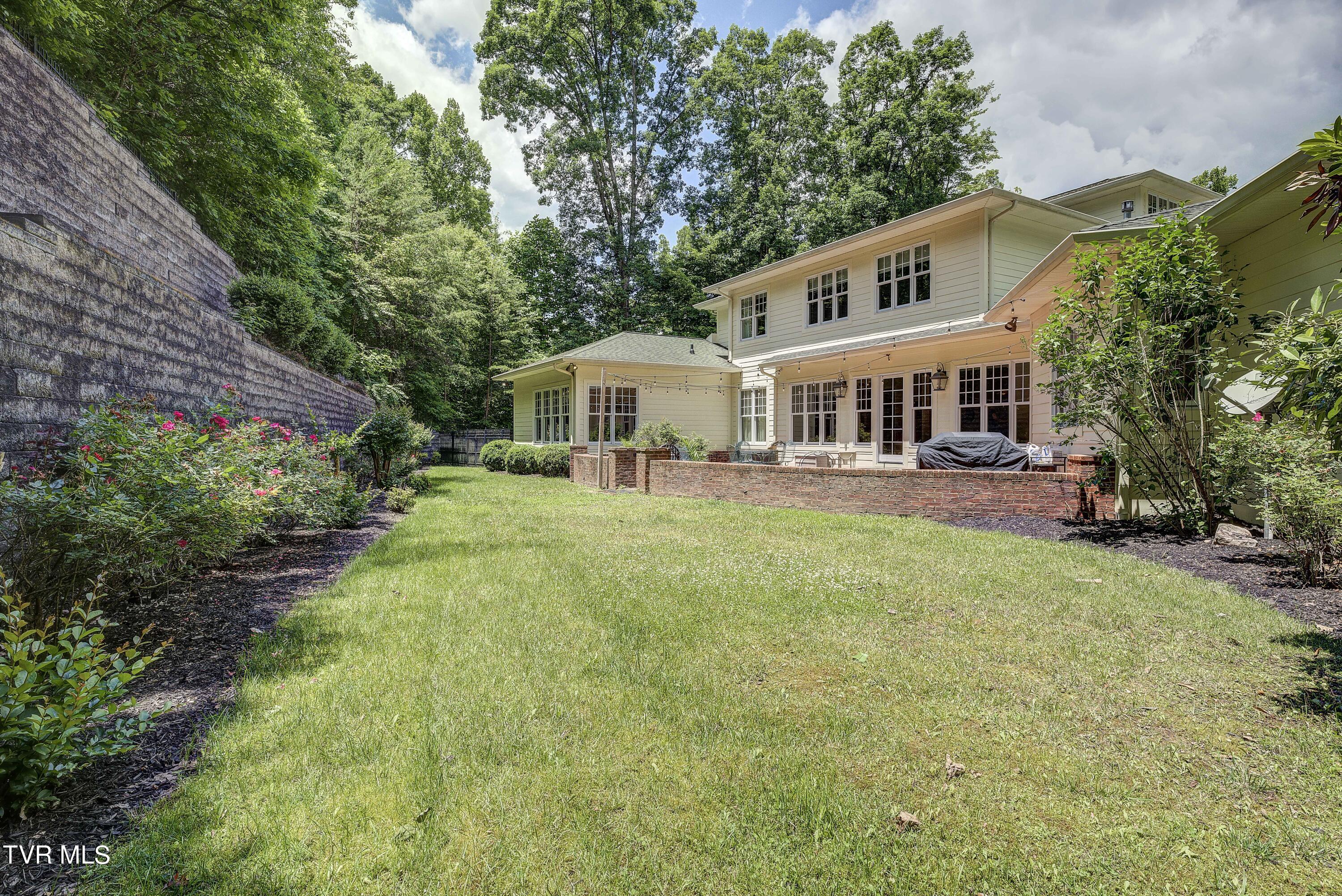 Bristol, Tennessee 37620, United States, 4 Bedrooms Bedrooms, ,5 BathroomsBathrooms,Residential,Pending,56434