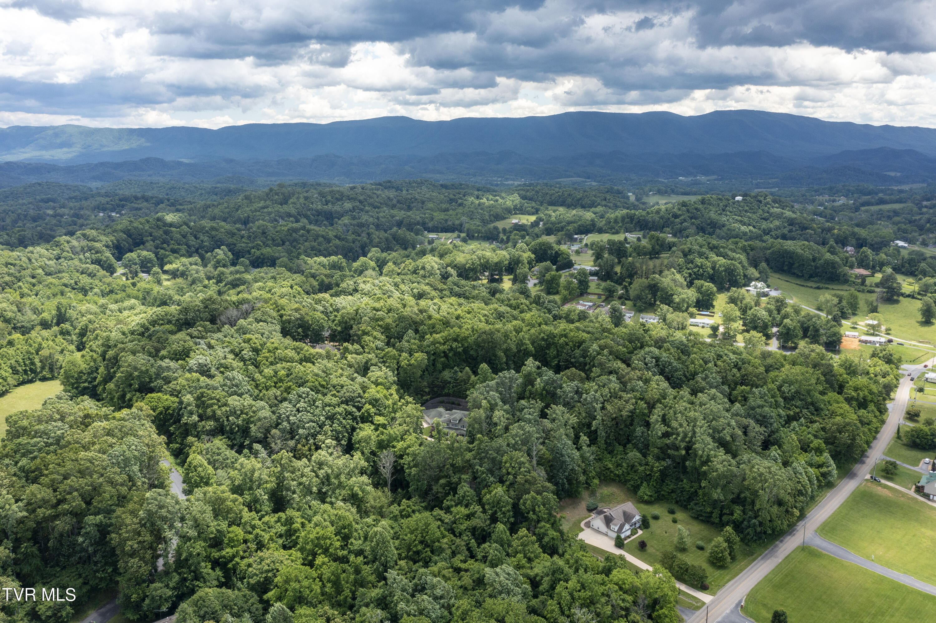 Bristol, Tennessee 37620, United States, 4 Bedrooms Bedrooms, ,5 BathroomsBathrooms,Residential,Pending,56434