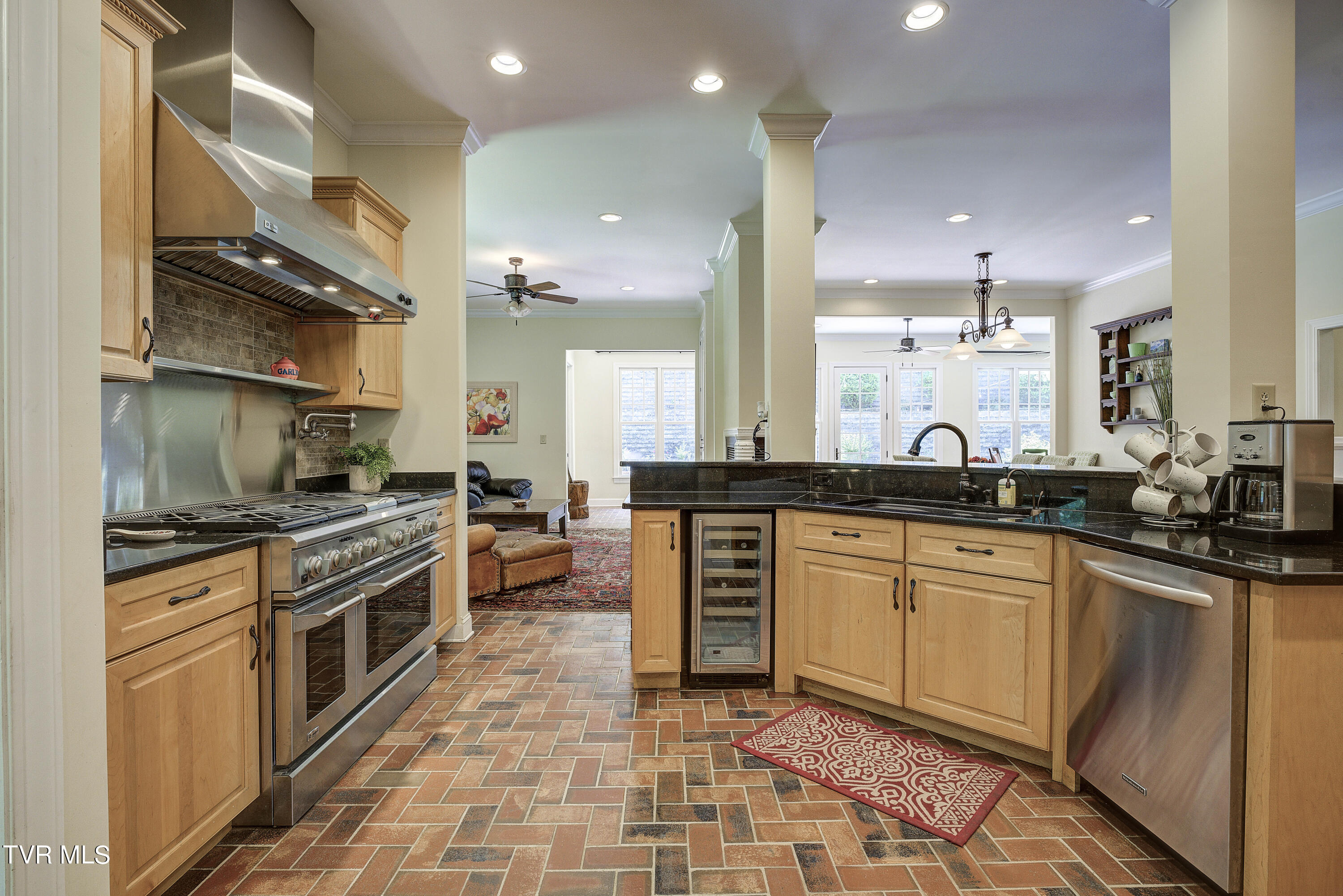 Bristol, Tennessee 37620, United States, 4 Bedrooms Bedrooms, ,5 BathroomsBathrooms,Residential,Pending,56434