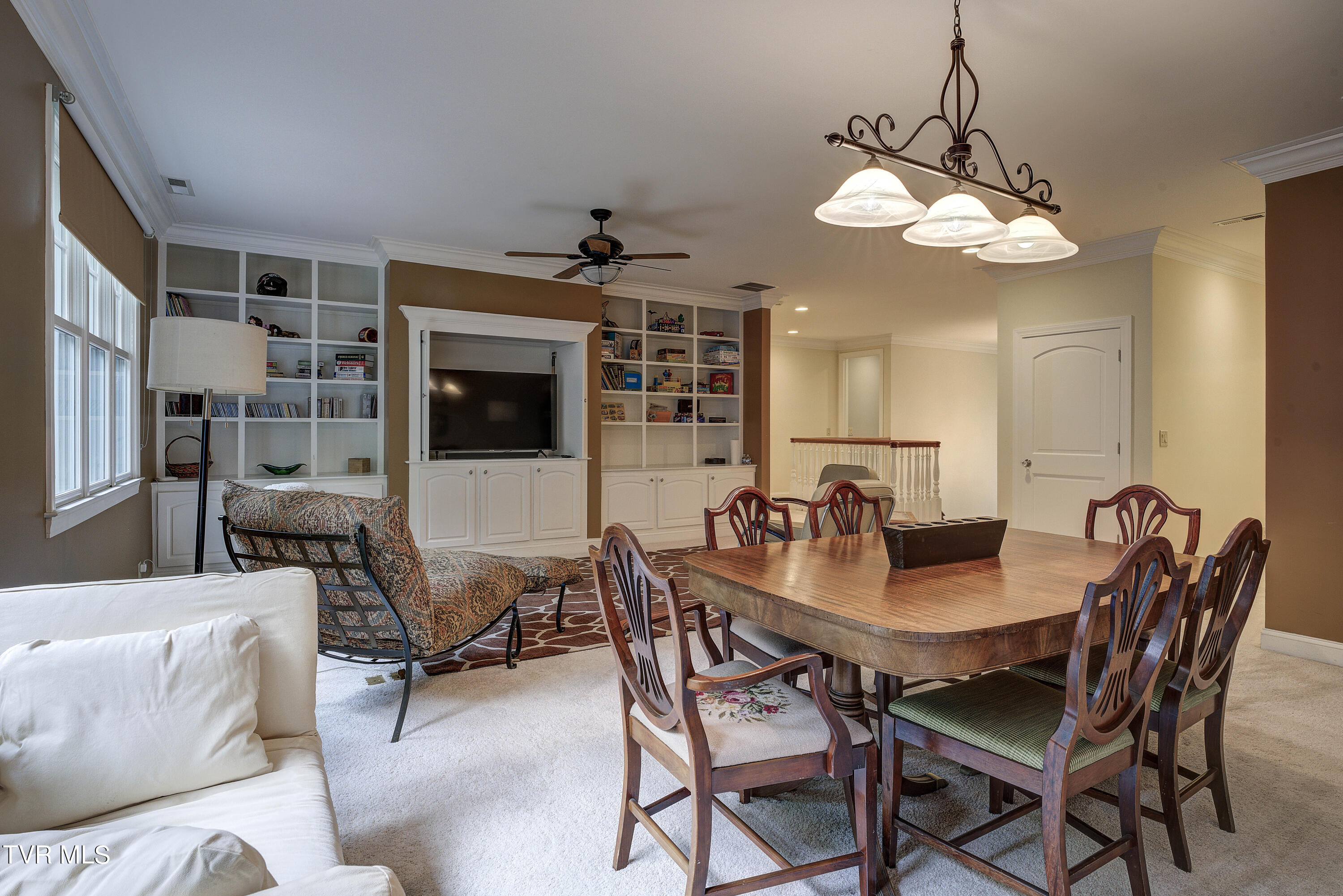 Bristol, Tennessee 37620, United States, 4 Bedrooms Bedrooms, ,5 BathroomsBathrooms,Residential,Pending,56434