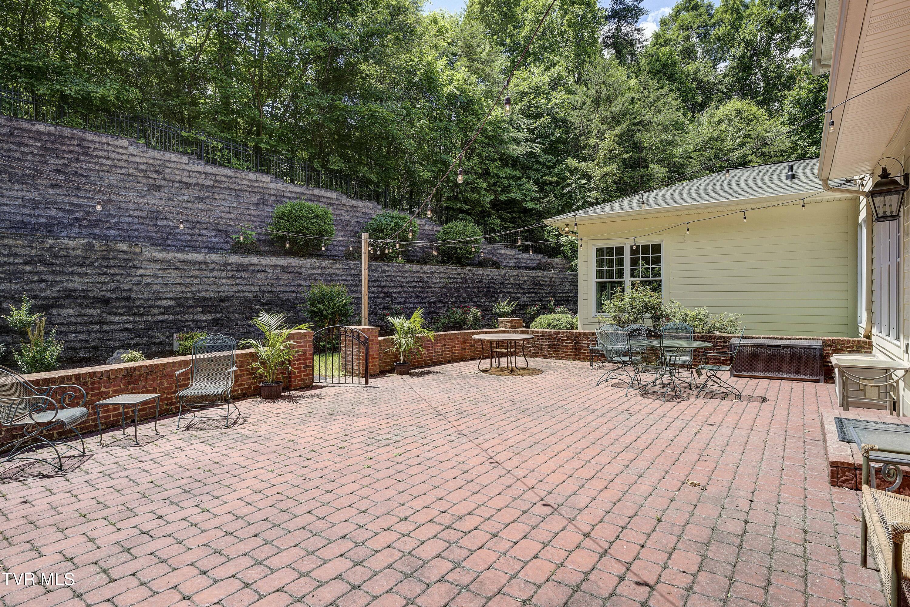 Bristol, Tennessee 37620, United States, 4 Bedrooms Bedrooms, ,5 BathroomsBathrooms,Residential,Pending,56434