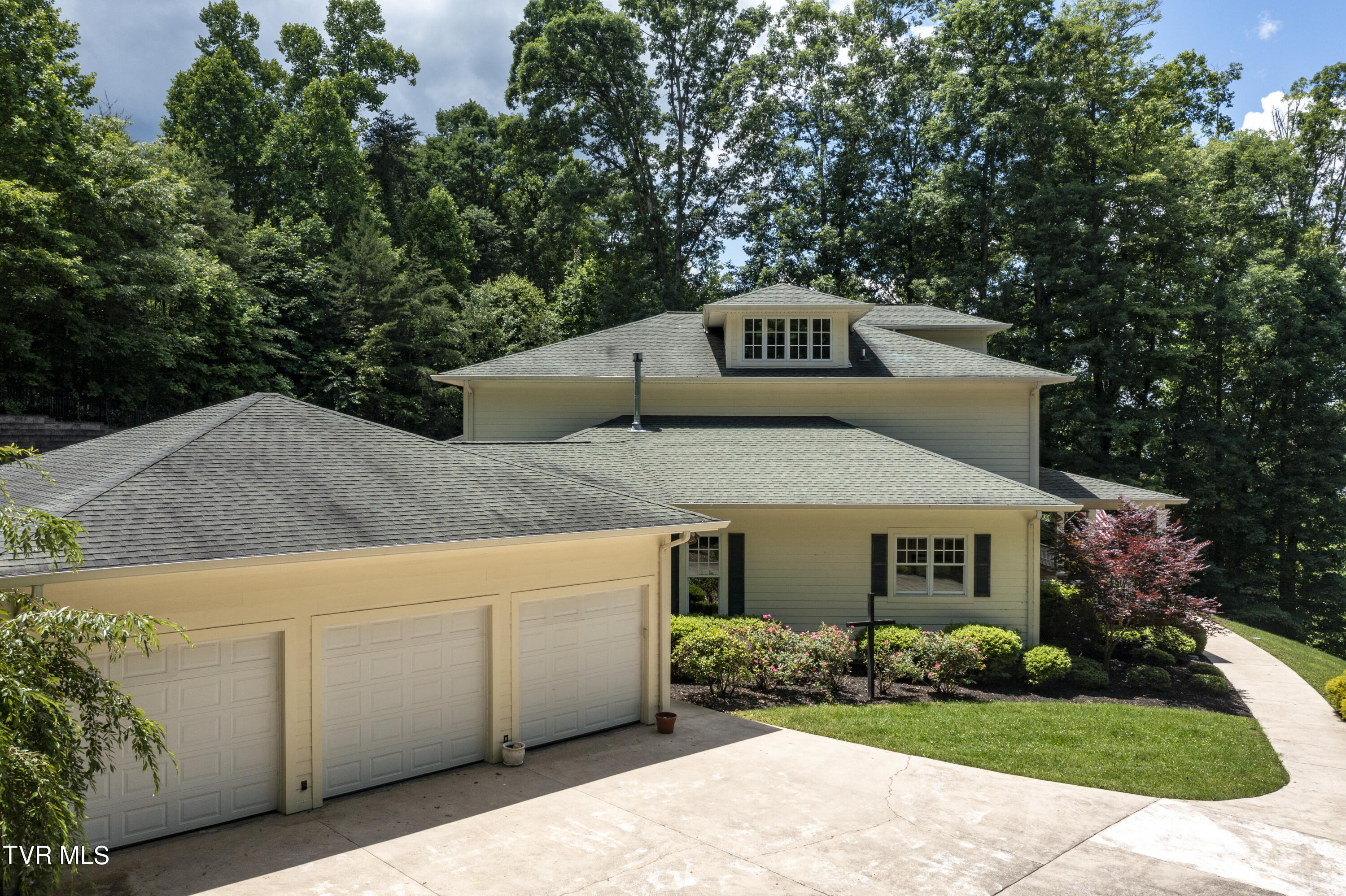 Bristol, Tennessee 37620, United States, 4 Bedrooms Bedrooms, ,5 BathroomsBathrooms,Residential,Pending,56434