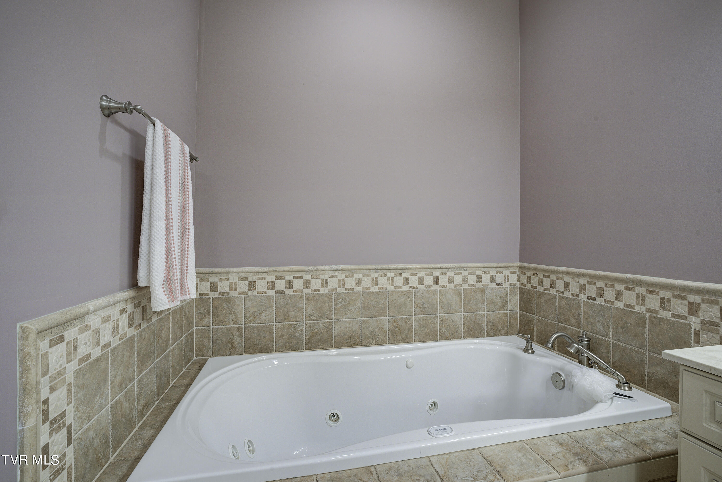 Bristol, Tennessee 37620, United States, 4 Bedrooms Bedrooms, ,5 BathroomsBathrooms,Residential,Pending,56434