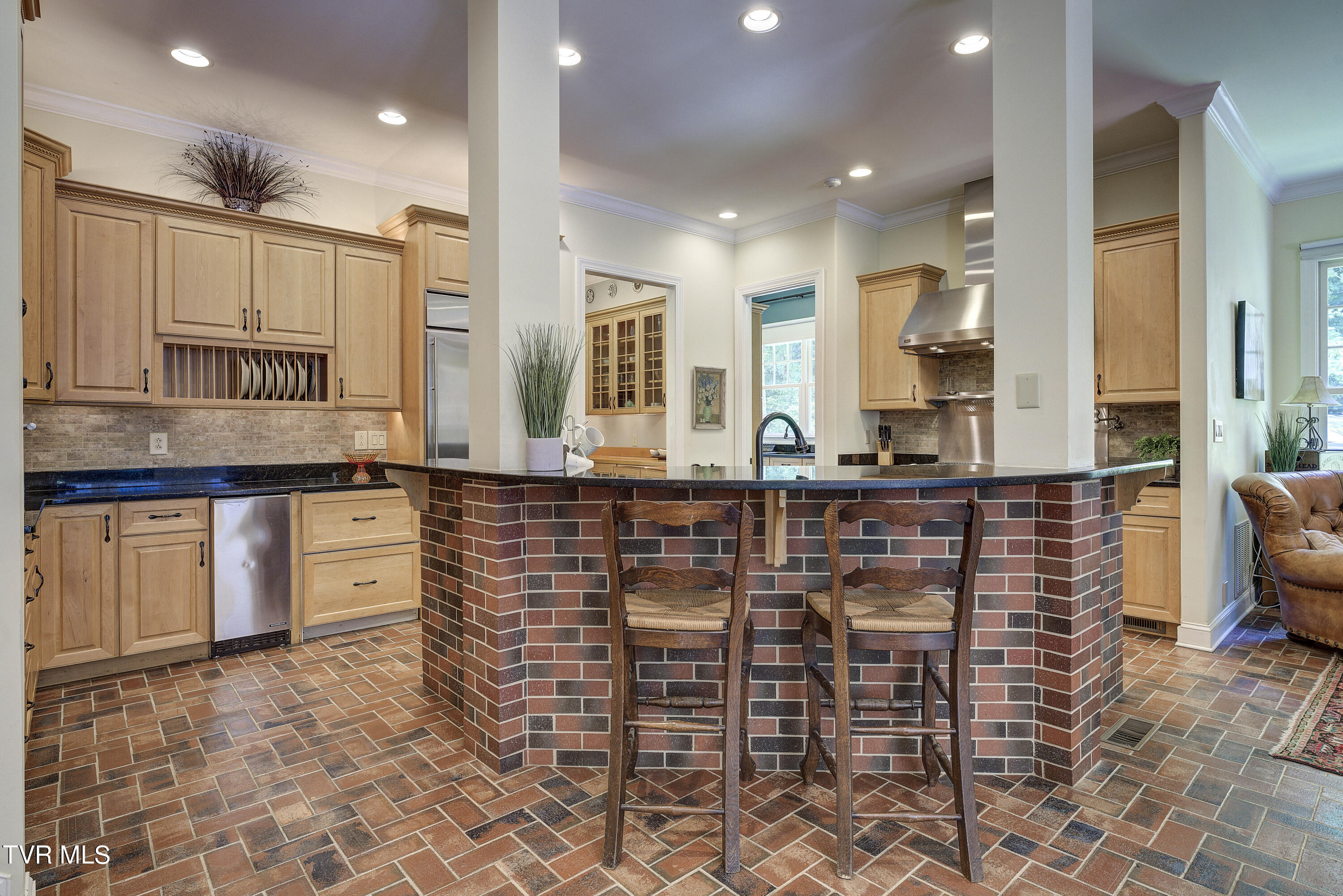 Bristol, Tennessee 37620, United States, 4 Bedrooms Bedrooms, ,5 BathroomsBathrooms,Residential,Pending,56434