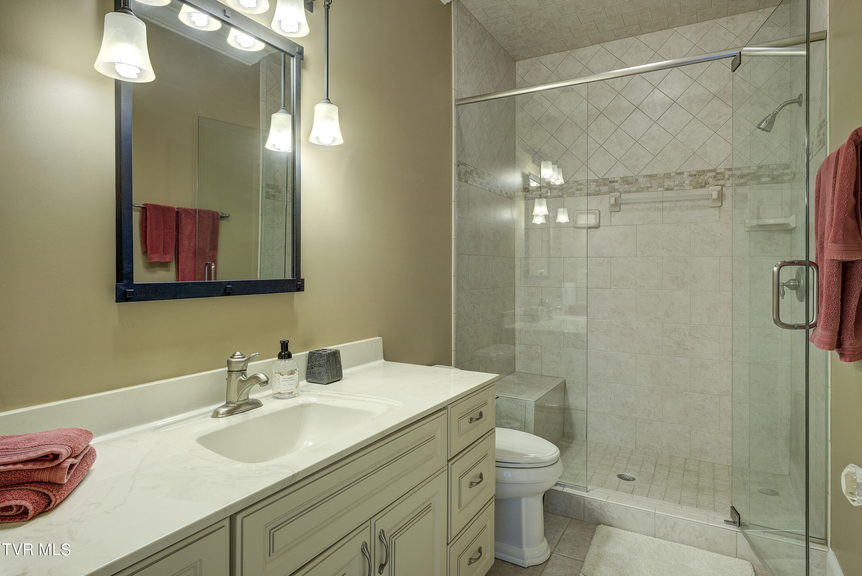 Bristol, Tennessee 37620, United States, 4 Bedrooms Bedrooms, ,5 BathroomsBathrooms,Residential,Pending,56434