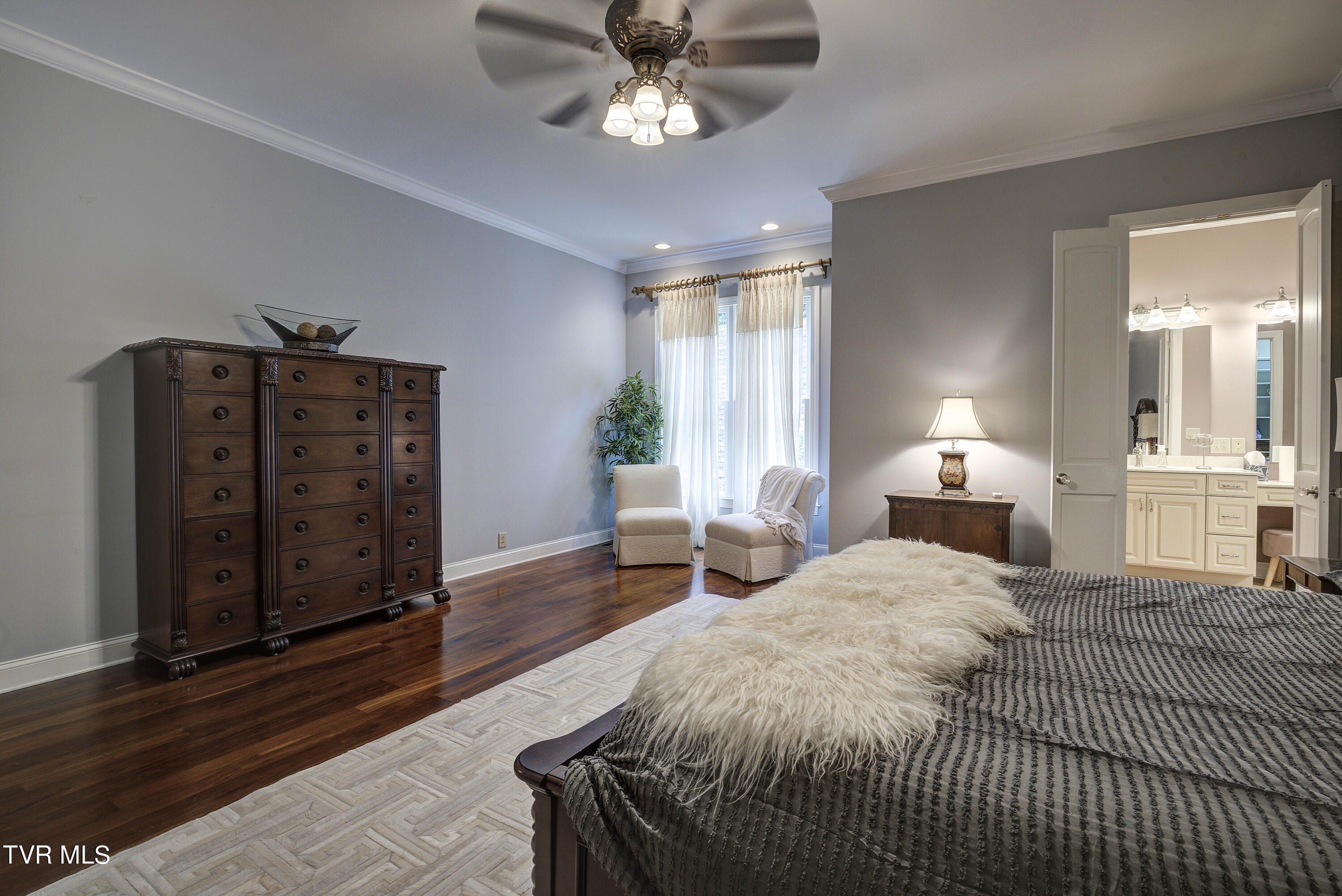 Bristol, Tennessee 37620, United States, 4 Bedrooms Bedrooms, ,5 BathroomsBathrooms,Residential,Pending,56434