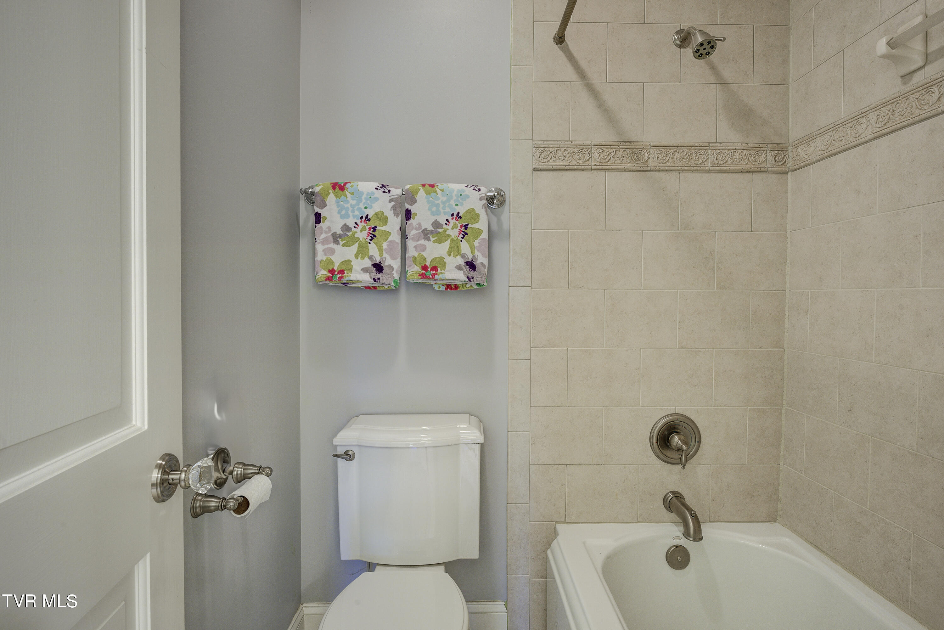 Bristol, Tennessee 37620, United States, 4 Bedrooms Bedrooms, ,5 BathroomsBathrooms,Residential,Pending,56434