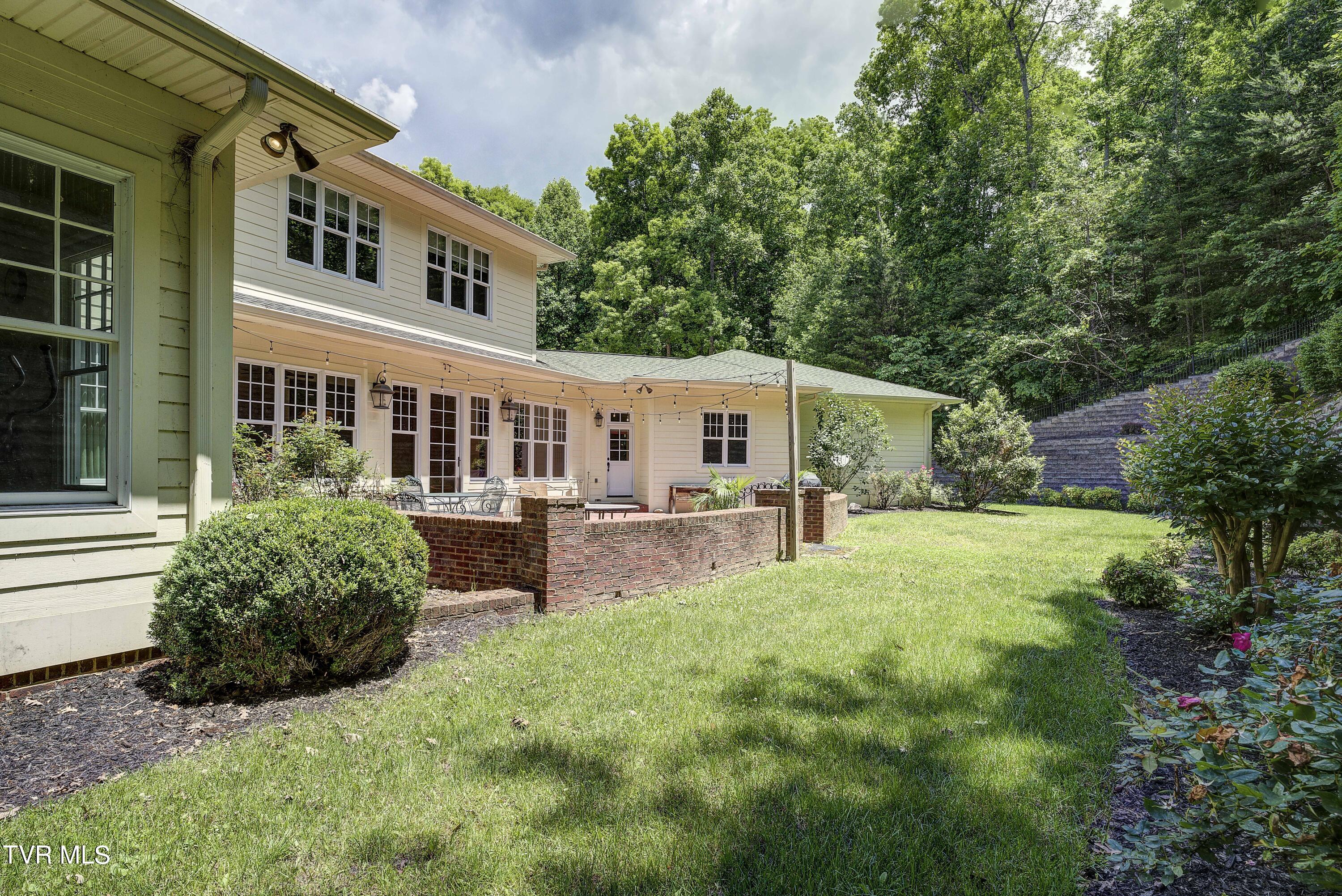 Bristol, Tennessee 37620, United States, 4 Bedrooms Bedrooms, ,5 BathroomsBathrooms,Residential,Pending,56434