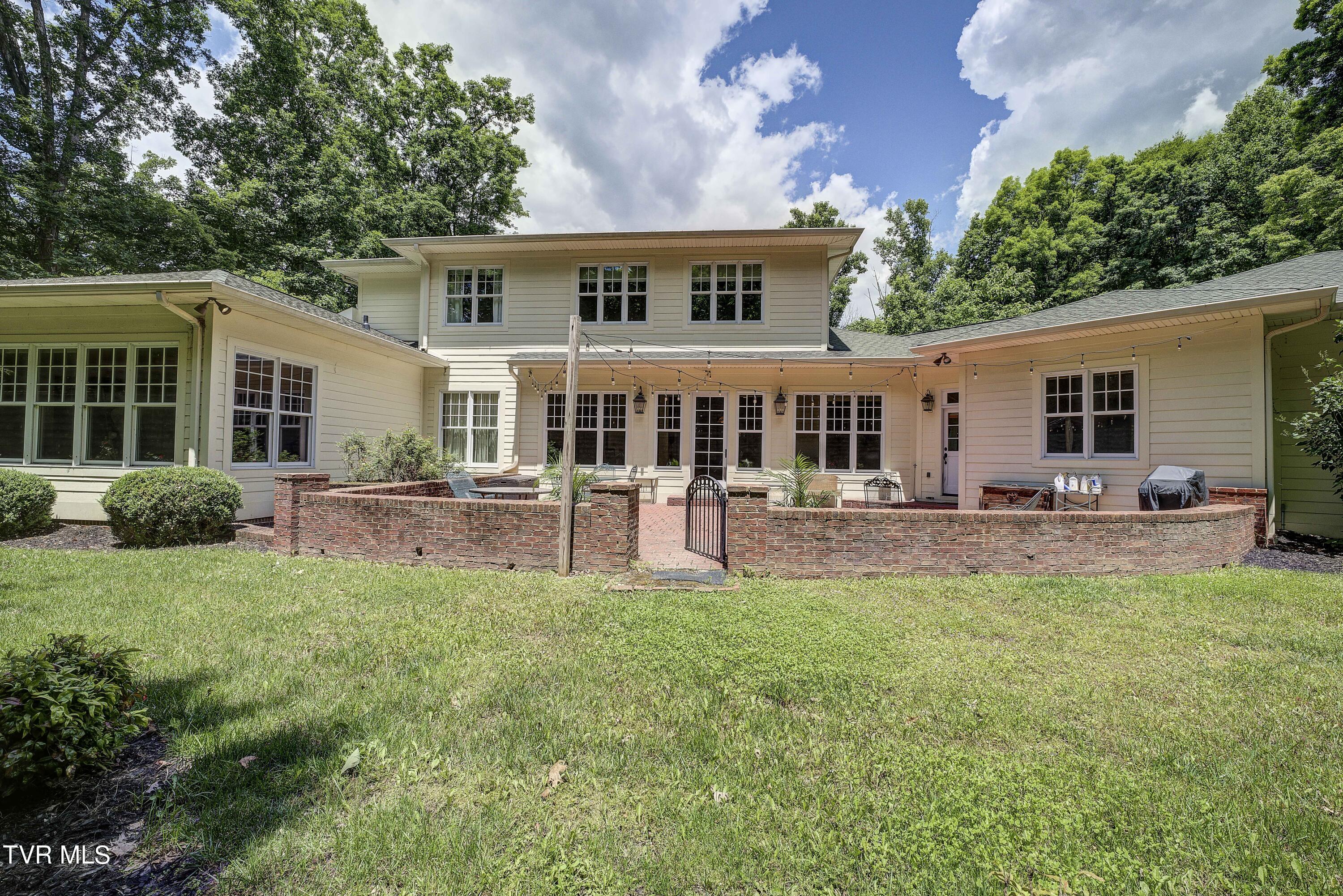 Bristol, Tennessee 37620, United States, 4 Bedrooms Bedrooms, ,5 BathroomsBathrooms,Residential,Pending,56434