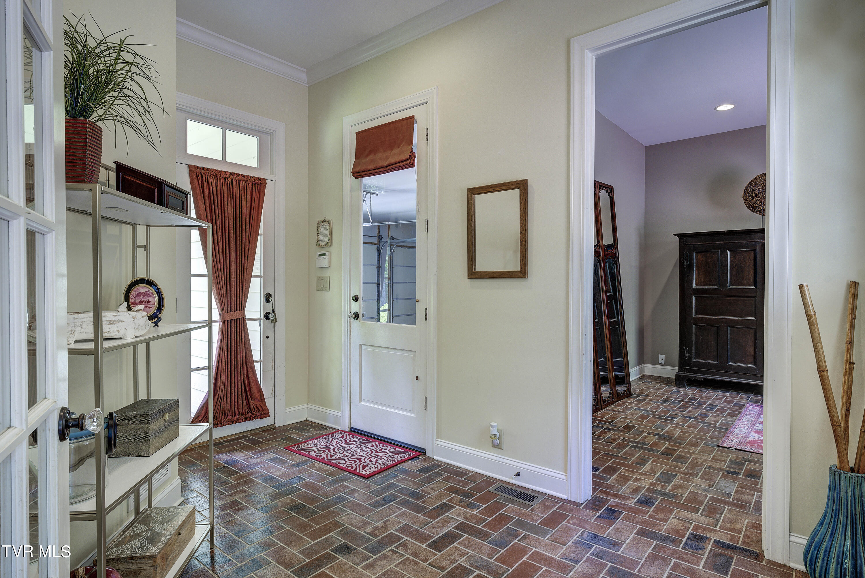 Bristol, Tennessee 37620, United States, 4 Bedrooms Bedrooms, ,5 BathroomsBathrooms,Residential,Pending,56434