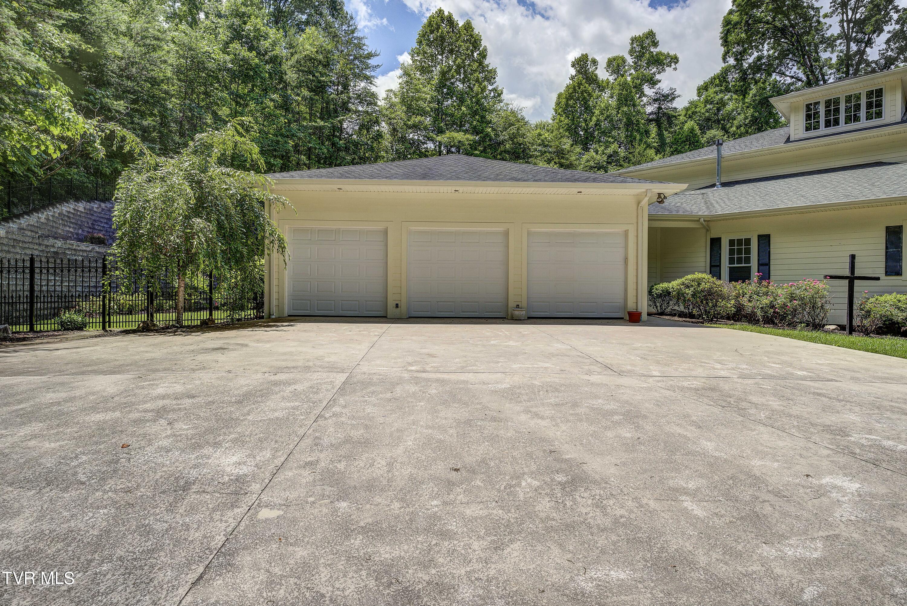 Bristol, Tennessee 37620, United States, 4 Bedrooms Bedrooms, ,5 BathroomsBathrooms,Residential,Pending,56434