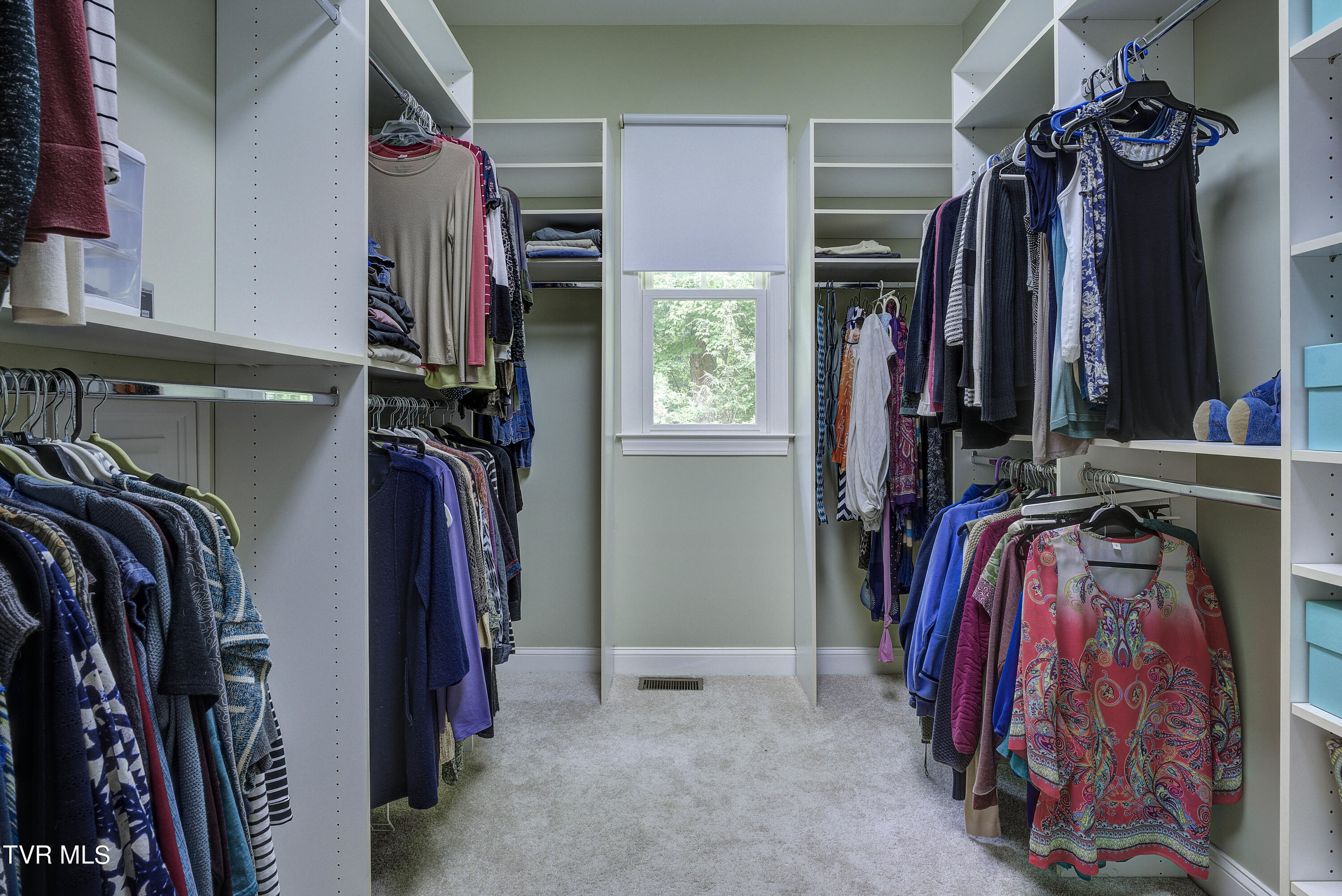 Bristol, Tennessee 37620, United States, 4 Bedrooms Bedrooms, ,5 BathroomsBathrooms,Residential,Pending,56434