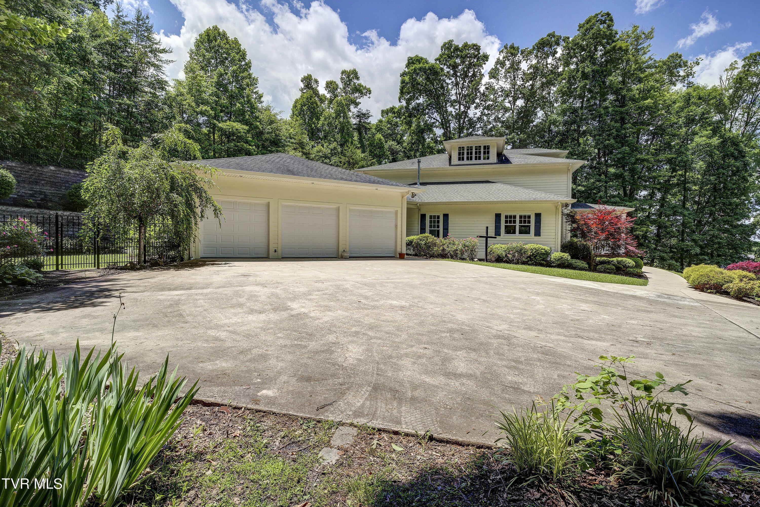 Bristol, Tennessee 37620, United States, 4 Bedrooms Bedrooms, ,5 BathroomsBathrooms,Residential,Pending,56434