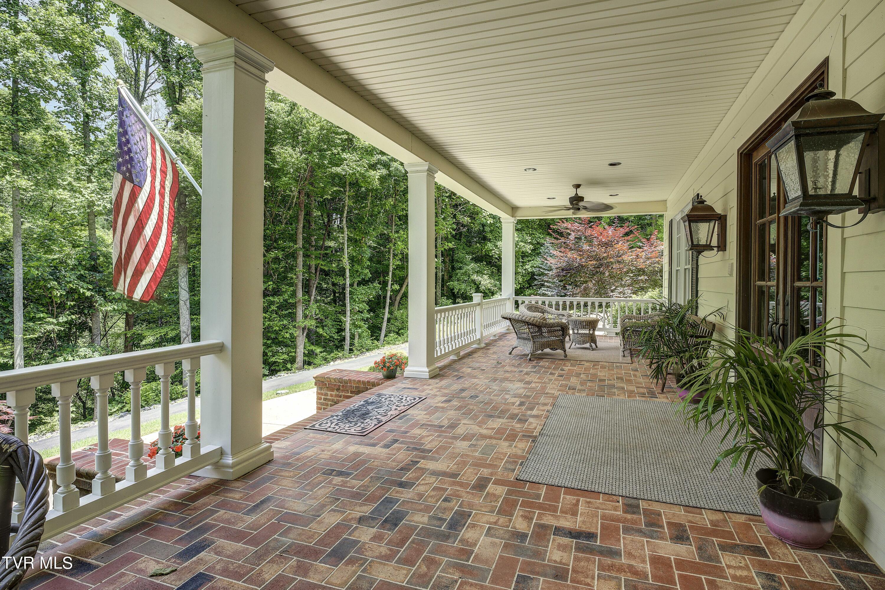 Bristol, Tennessee 37620, United States, 4 Bedrooms Bedrooms, ,5 BathroomsBathrooms,Residential,Pending,56434