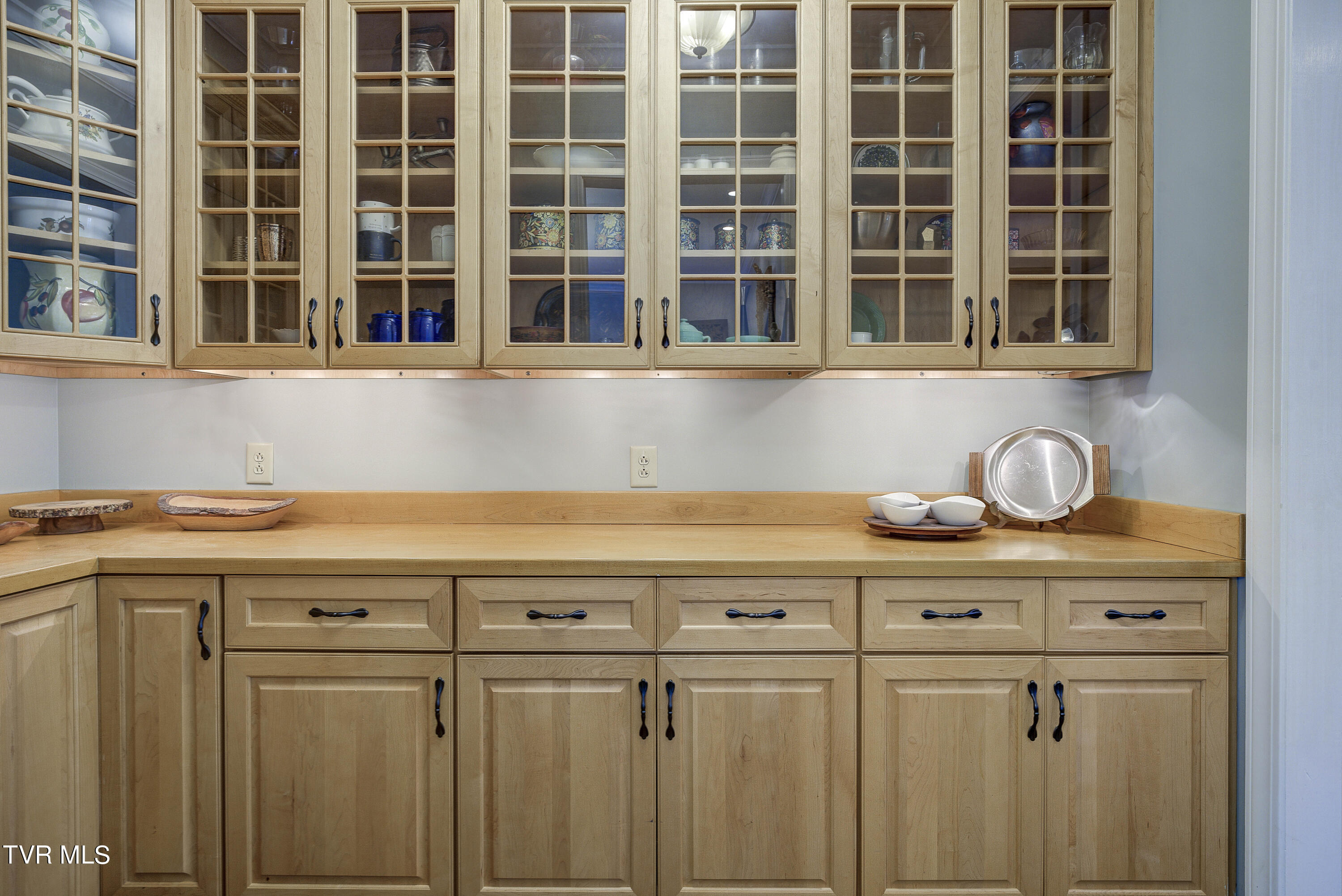 Bristol, Tennessee 37620, United States, 4 Bedrooms Bedrooms, ,5 BathroomsBathrooms,Residential,Pending,56434